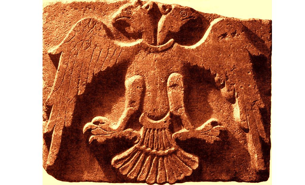 Гербом Хеттской империи был двуглавый орел. Позже он станет гербом Византии, образовавшейся на ее землях, а затем и России.