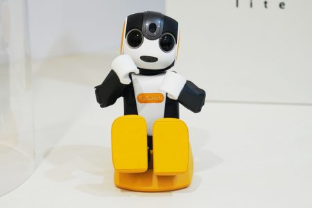 Новый миниатюрный робот-гуманоид Sharp RoBoHoN не умеет ходить, но зато стоит всего 5