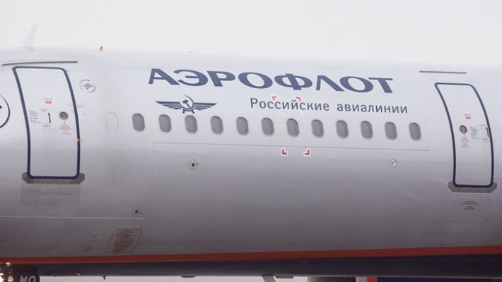 Самолет «Аэрофлота» в аэропорту Шереметьево выкатился носовой стойкой на 2 метра за пределы взлетно-посадочной полосы