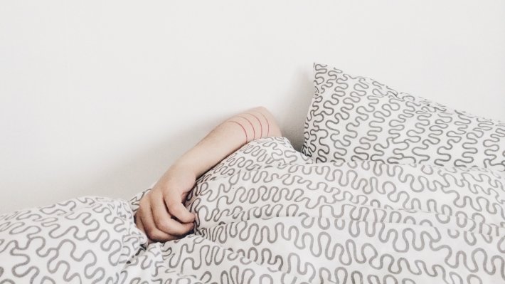 Исследователи провели опрос, в котором респондентов просили рассказать, как меняется их чувствительность к боли в зависимости от количества сна