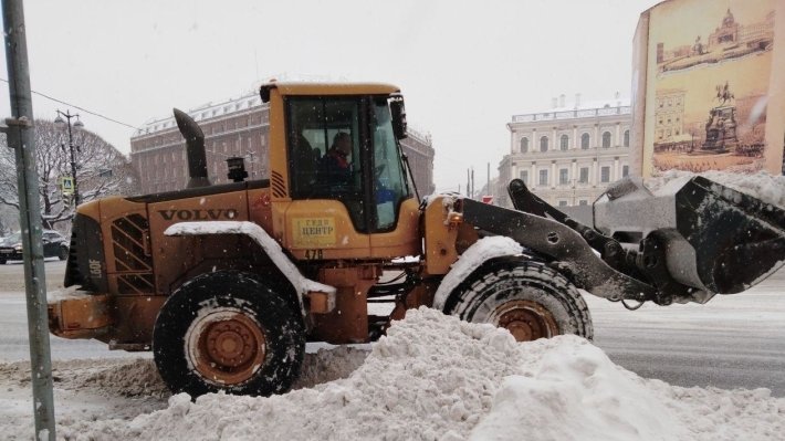 Дорожные службы вывезли с улиц Петербурга за сутки 45 тысяч кубометров снега