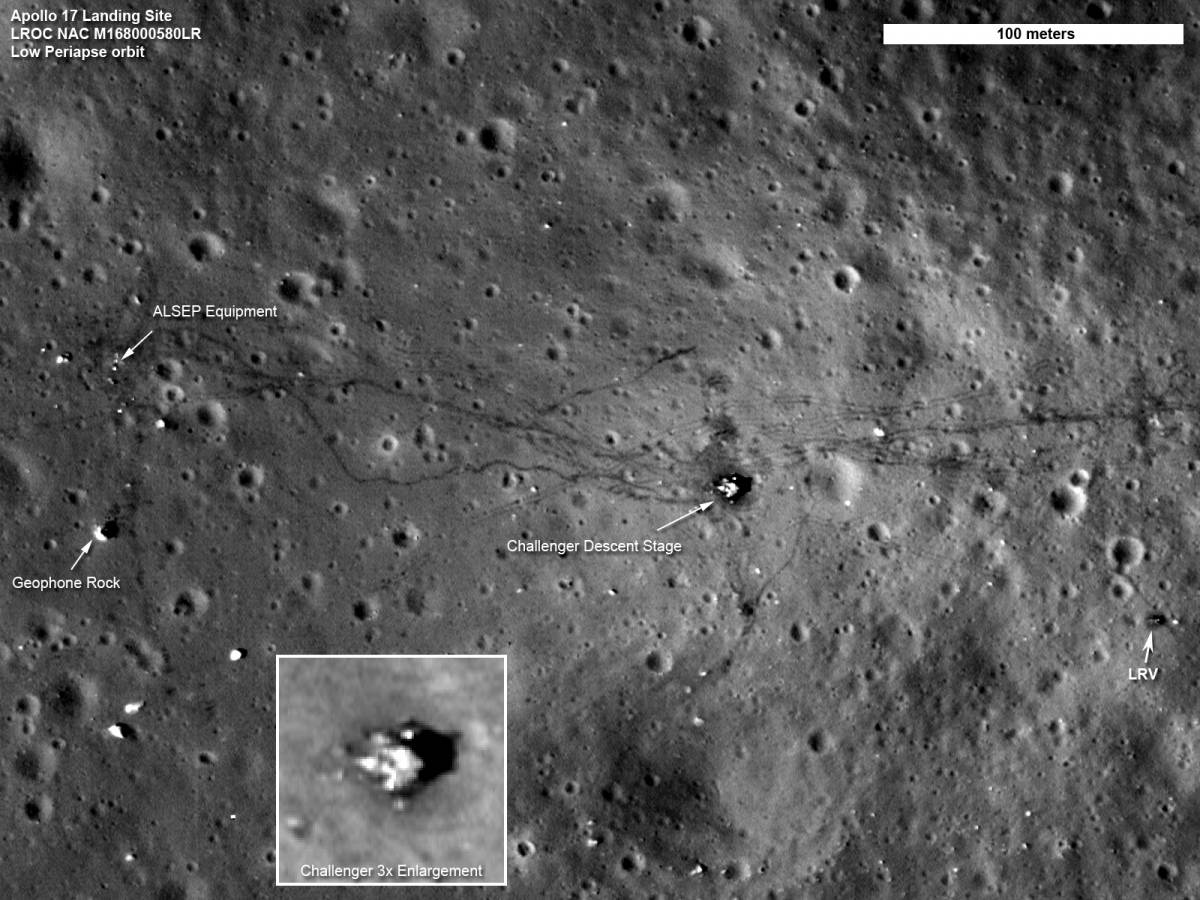 Один из снимков LRO. Место посадки экспедиции «Аполлон-17». На снимке: спускаемый модуль, оборудование для исследования лунной поверхности (ALSEP), следы колес лунного ровера и цепочки следов астронавтов / © wikimedia.org