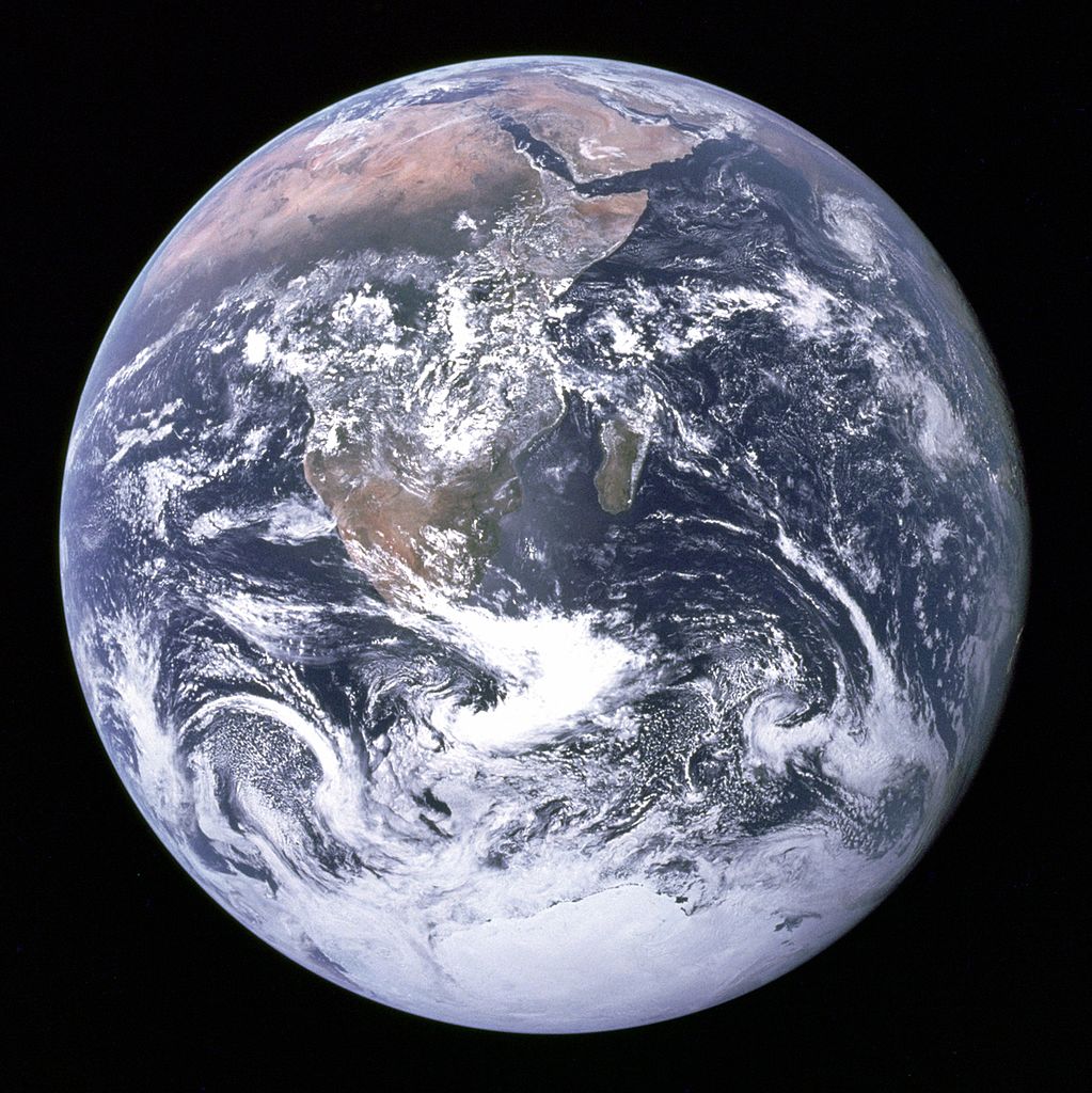 The Blue Marble – одна из самых знаменитых фотографий планеты Земля, сделана через 1 час 54 минуты после того, как «Аполлон-17» покинул опорную орбиту Земли и установил курс на Луну / © NАSА