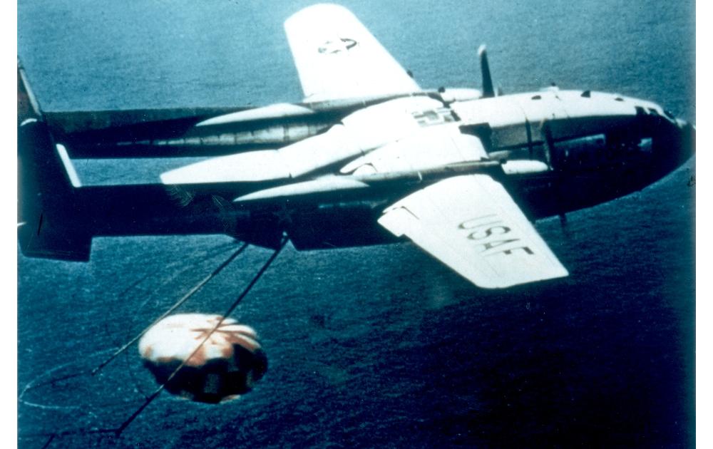 C-119 американских военно-воздушных сил ловит капсулу, вернувшуюся из космоса/ © nro.gov