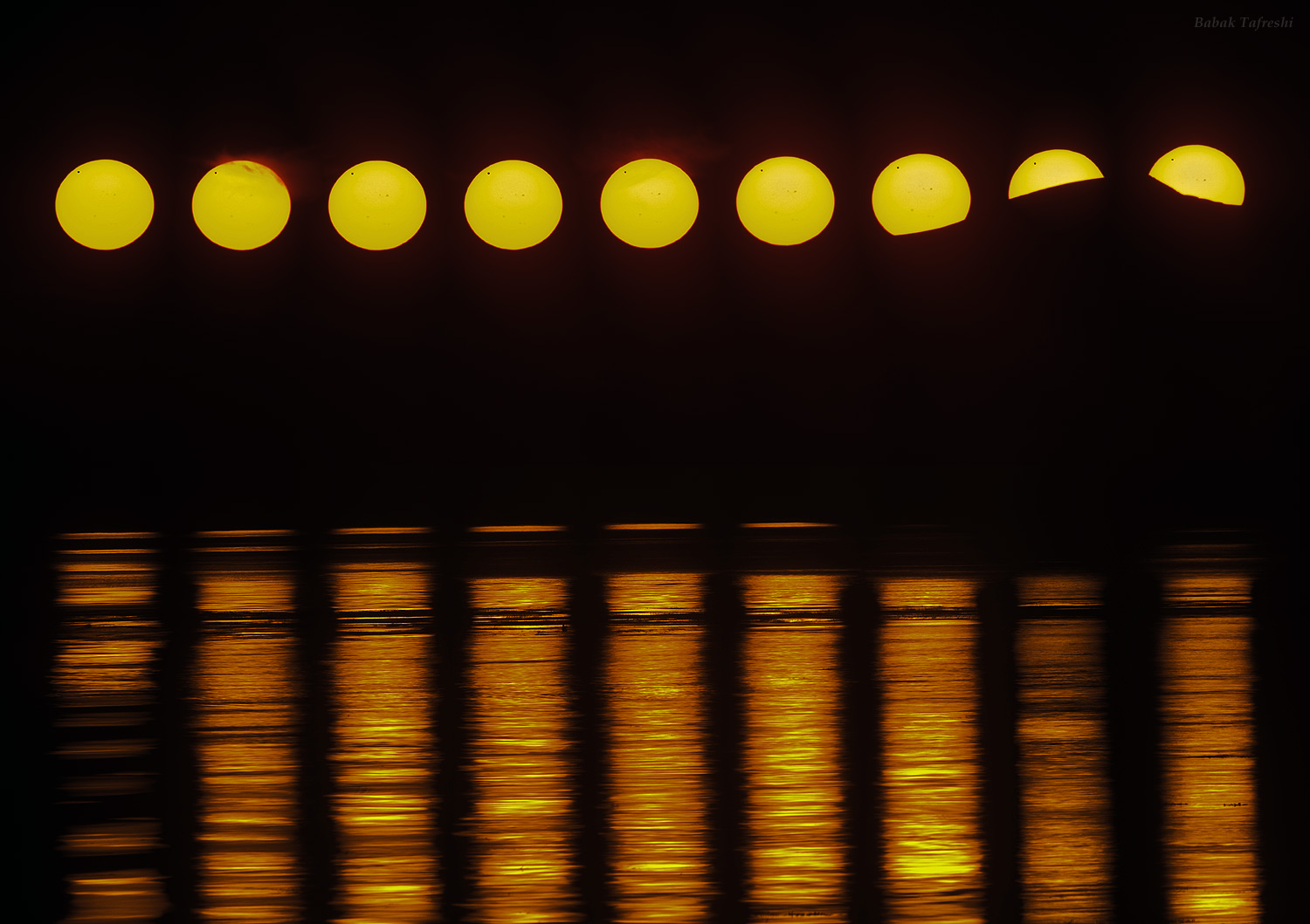 Прохождение Венеры по полуночному Солнцу / ©Babak Tafreshi (TWAN)  