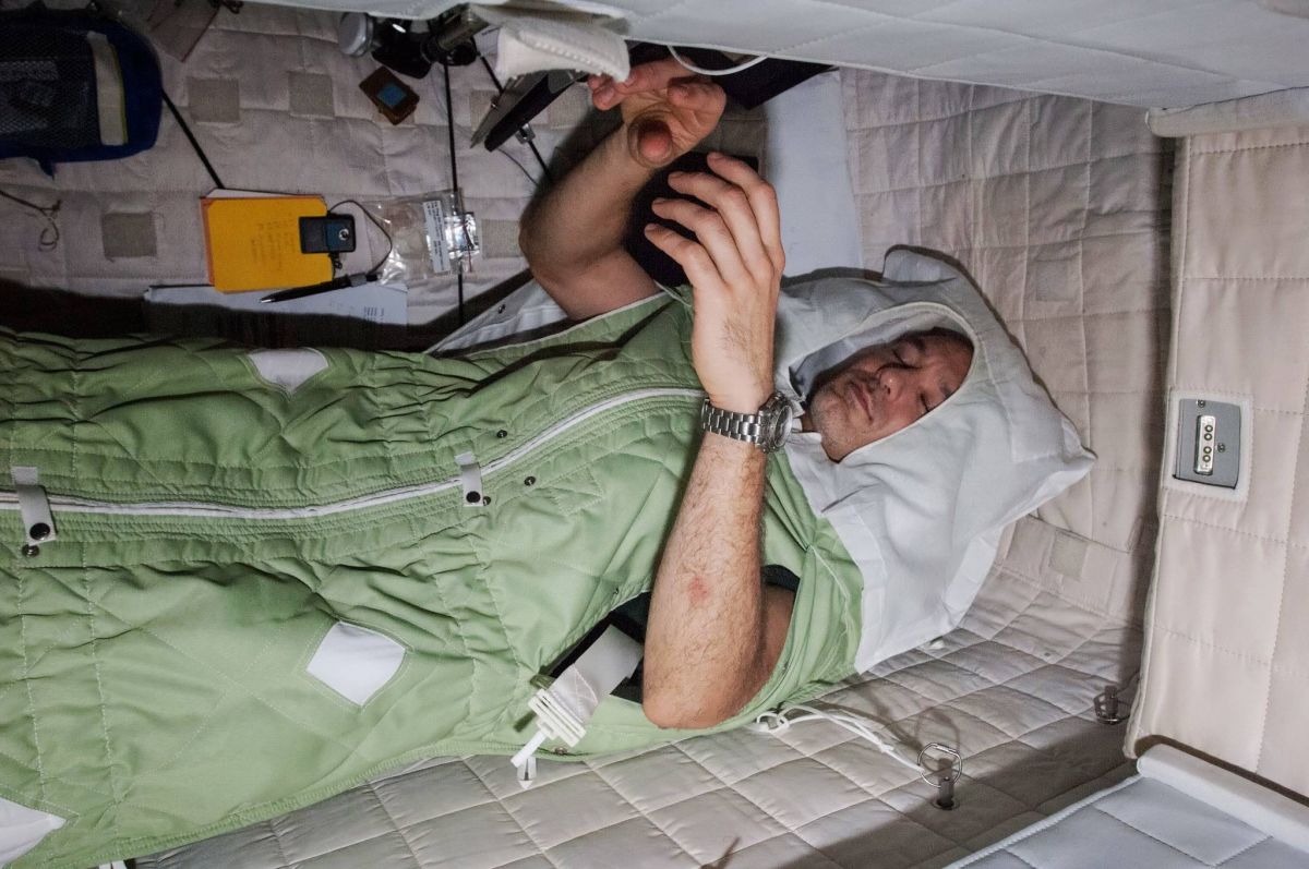 В спальных мешках космонавтов есть прорези для рук и ремни, которыми мешки пристегиваются к стене, – чтобы люди не летали во сне / © NASA/ESA