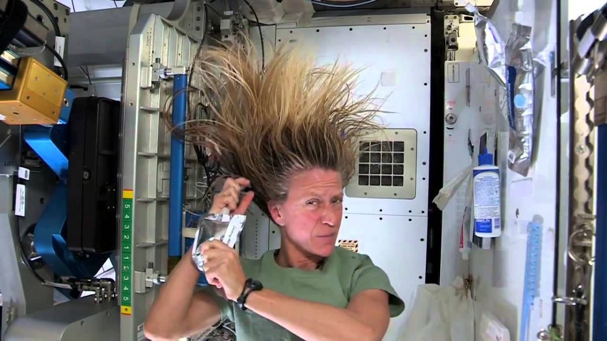 Астронавт NASA Карен Найберг моет голову несмываемым шампунем / © NASA
