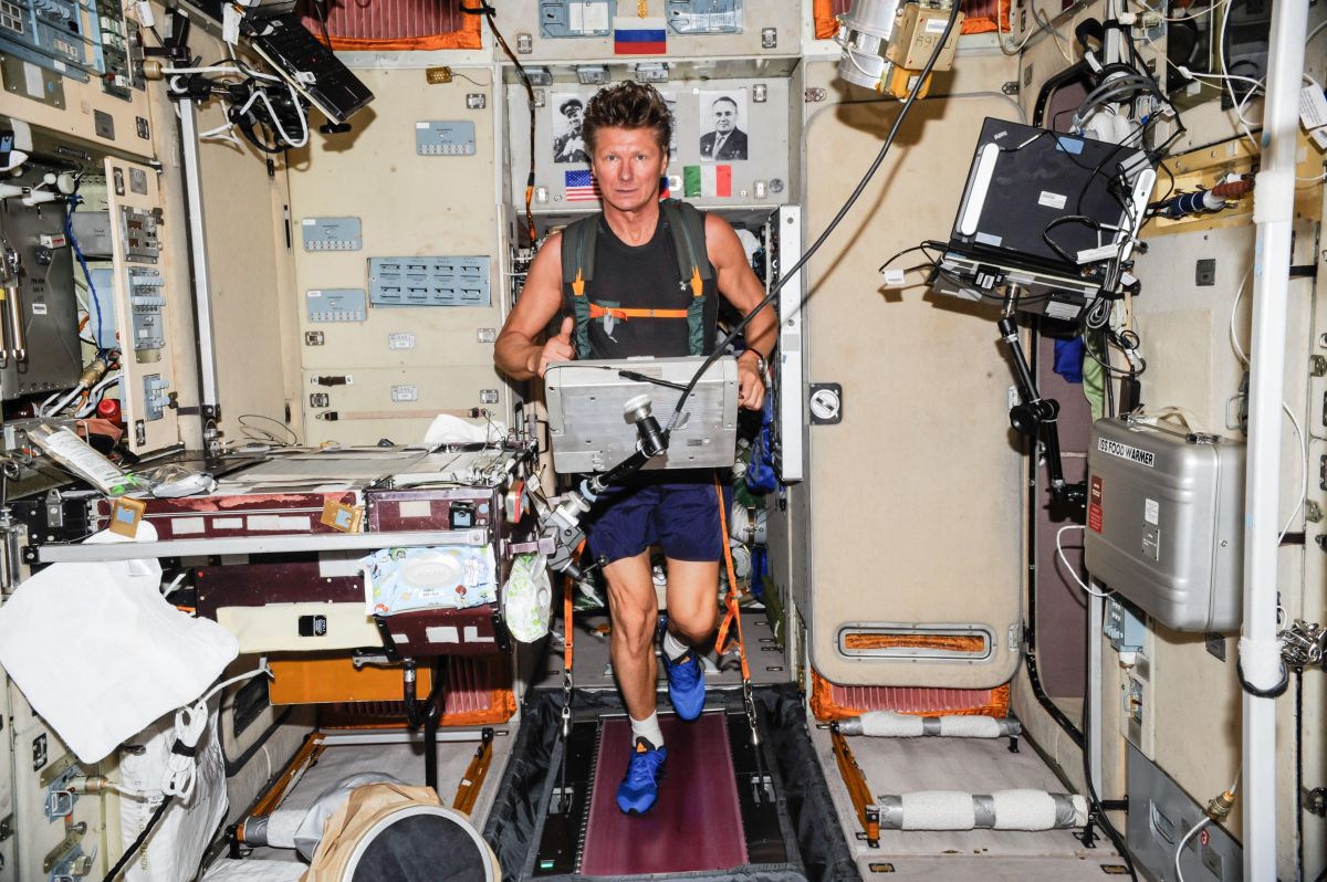 Беговая дорожка TVIS подвешена в пустоте на пружинах и амортизаторах, чтобы толчки ног космонавтов не могли дестабилизировать курс станции / © NASA/ESA