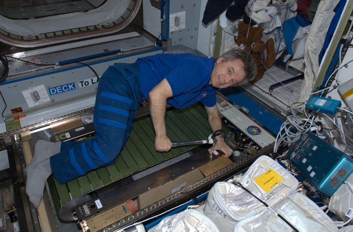 Члены экипажа МКС не только бегают на беговых дорожках, но и обслуживают их – смазывают движущиеся части и моют полотно. Больше это делать некому / © NASA/ESA