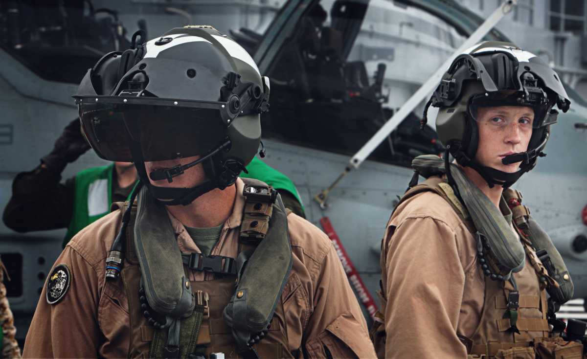 Американские вертолетчики в защитных шлемах