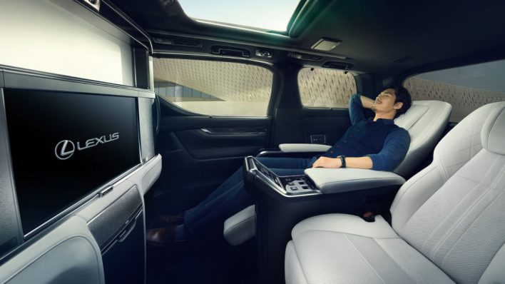 Lexus LM — минивэн с акцентом на пассажирах!