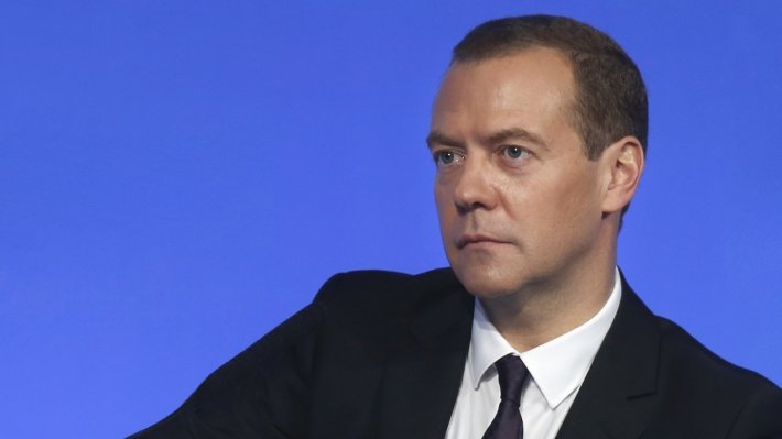 Медведев встретился с участниками Всероссийского экологического форума «Чистая страна», получив в подарок макет мусоровоза нового типа