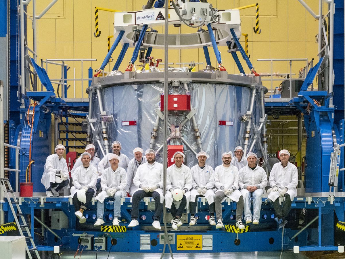 Сервисный модуль «Ориона» и команда техников и инженеров NASA / © NASA