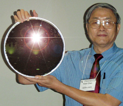 Питер Чен демонстрирует свое зеркало
