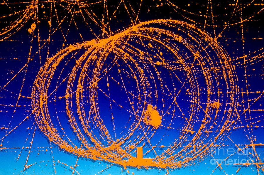 Треки позитронов в пузырьковой камере. / © fineartamerica.com