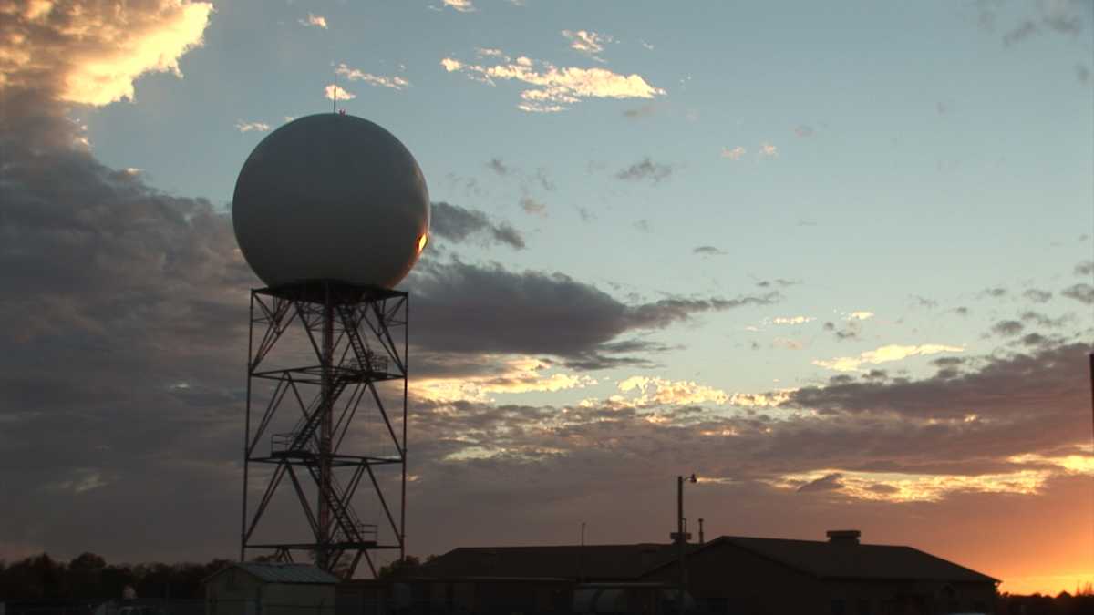 Доплеровский радары отправляют импульсы радиоволн для сканирования атмосферы/ © noaa