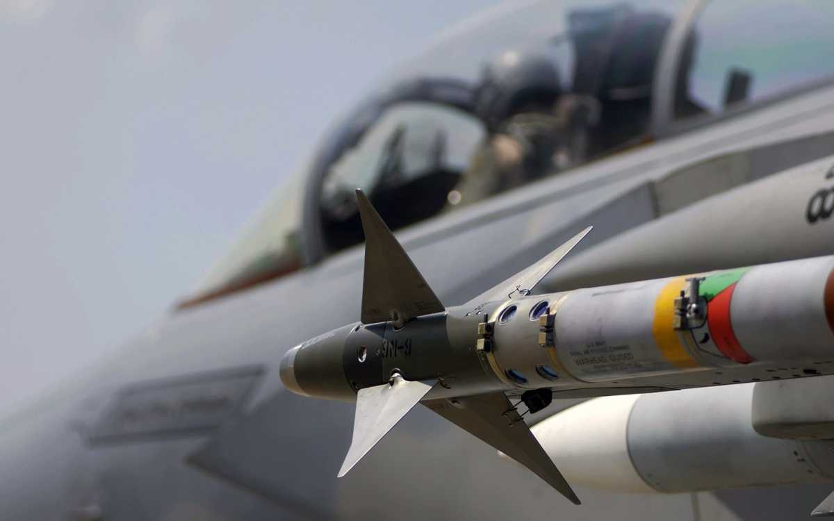 Хотя ракета AIM-9X обеспечивает существенное превосходство в ближнем воздушном бою, сам бой такого рода, похоже, остался в прошлом. За последние десятилетия почти все воздушные цели летчики-истребители поражали ракетами средней дальности, пока те оставались за пределами прямой видимости. Возможно, именно это обстоятельство побудило создателей F-35 отказаться от размещения ракет малой дальности во внутренних отсеках самолета. AIM-9Х могут крепиться на внешних подвесках F-35, но это крайняя мера, поскольку такое размещение будет повышать радиолокационную видимость самолета.