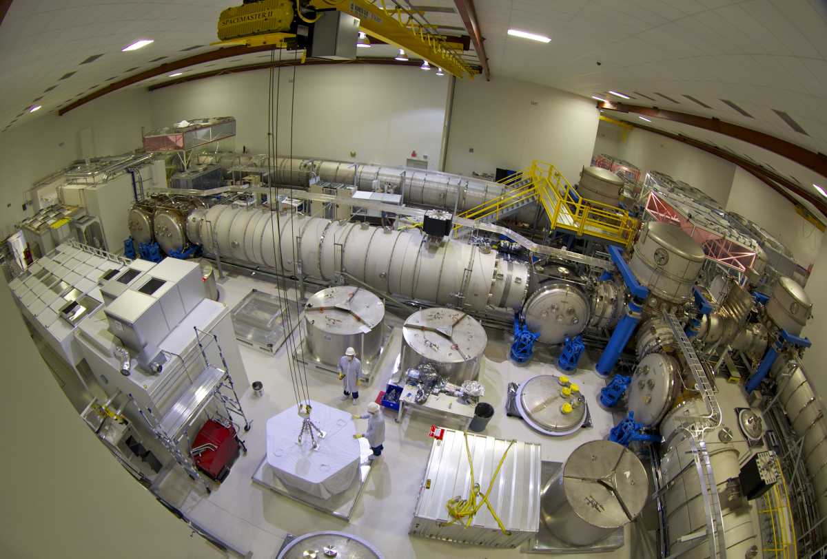 Отсек лазерного и вакуумного оборудования LIGO