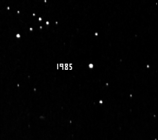 «Полет» звезды Барнарда. С 1985 по 2005 годы, с интервалом в 5 лет, показано изменение расположения звезды на фоне других звезд. / © wikimedia.org