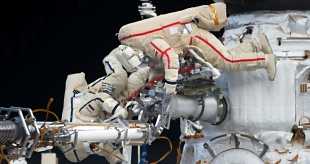 Российские космонавты выйдут в открытый космос на 6,5 часов