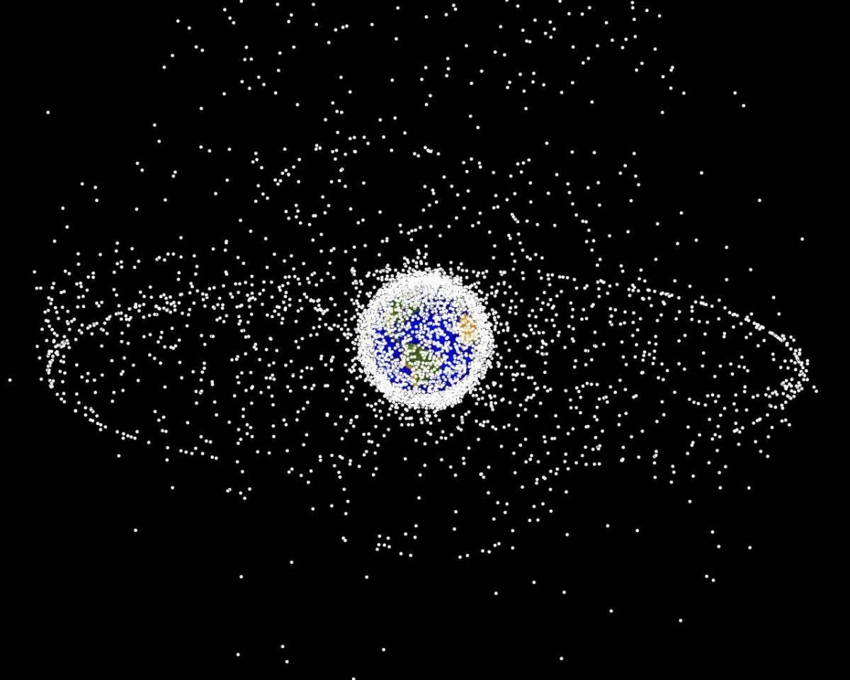 Распределение космических объектов в космосе (отчетливо видна ГСО), но 95% это мусор /© wikimedia.org