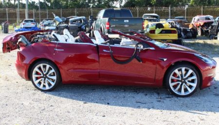 Во время недавнего смертельного ДТП автомобиль Tesla Model 3 двигался с включенным автопилотом