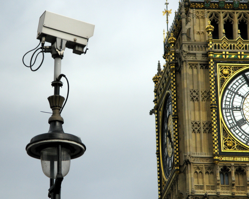 <p>Камера видеонаблюдения в Лондоне на площади перед парламентом / © flickr.com</p>