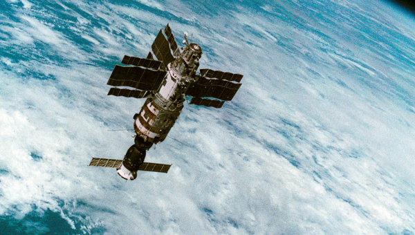 Орбитальная станция «Салют-7» с космическим кораблем «Союз Т-14» в космосе / © РИА Новости