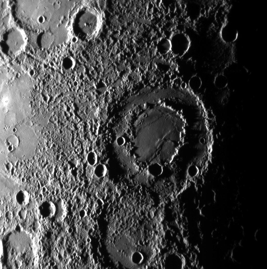 Сделанный «Мессенджером» снимок поверхности Меркурия / © NASA