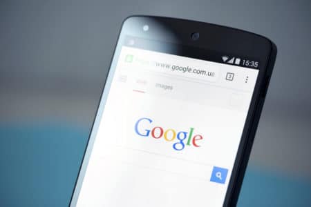 Google обновил дизайн поисковой выдачи для мобильных устройств, теперь там есть названия и логотипы сайтов
