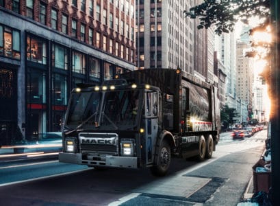 Американский автопроизводитель Mack представил электрический грузовик LR BEV Refuse для вывоза мусора [видео]