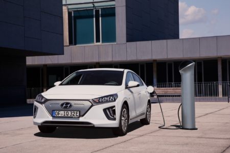 Hyundai обновила электрический хэтчбек Ioniq, улучшив дизайн и увеличив батарею с 28 до 38 кВтч (запас хода вырос до 300 км)