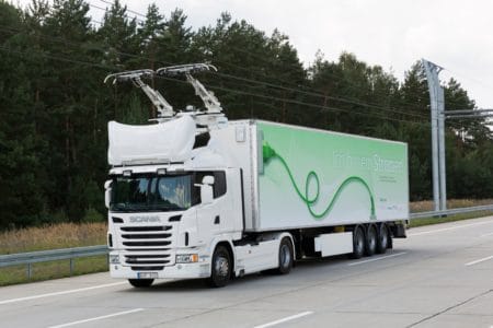 В Германии открыли первый «электрический автобан» для грузовиков с токосъемниками