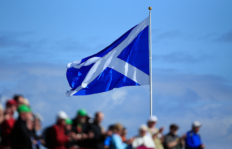 Шотландцы с национальным флагом/© David Cannon/Getty Images