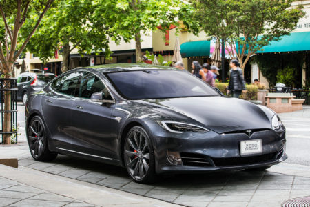 Tesla обновляет прошивку Model S и X после недавних случаев самовозгорания батарей ее автомобилей