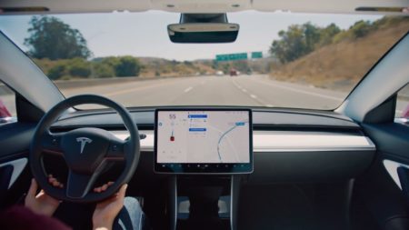 Consumer Reports: Tesla Autopilot небезопасно меняет полосу движения автомобиля, в том числе, с нарушением ПДД