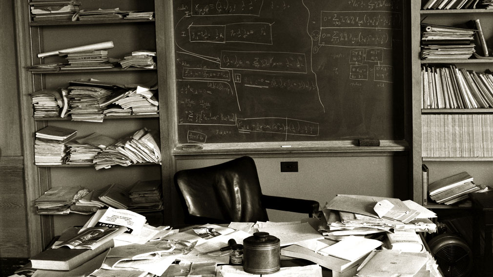Стол Альберта Эйнштейна в его кабинете в Институте перспективных исследований в Принстоне. Именно таким его оставил гениальный ученый перед своей смертью в апреле 1955 года / © Ralph Morse-Time & Life Pictures/Getty Images