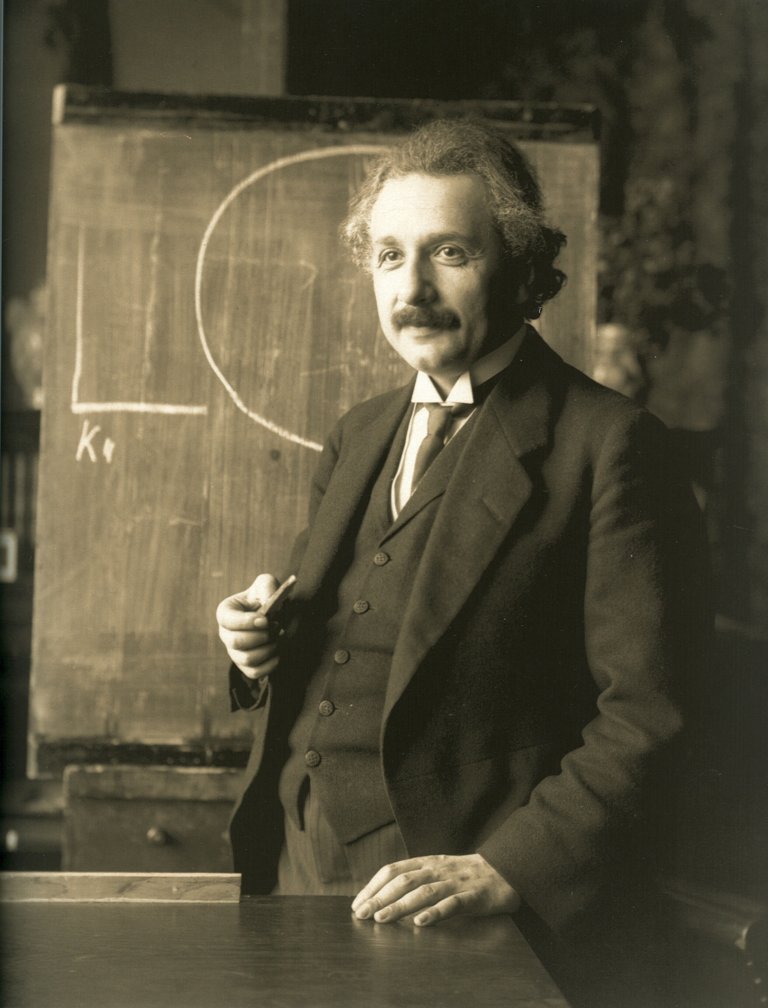 Альберт Эйнштейн во время лекции в Вене, 1921 год / © Ferdinand Schmutzer/Wikimedia Commons