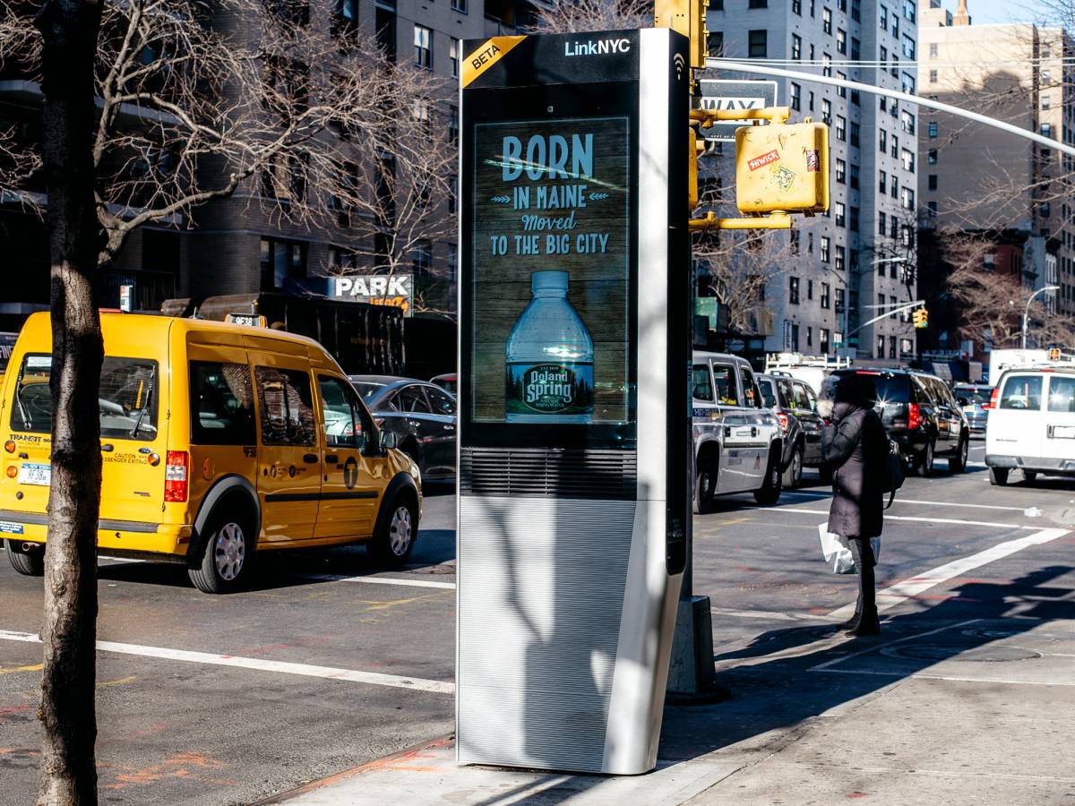LinkNYC на улице Нью-Йорка /© nytimes.com