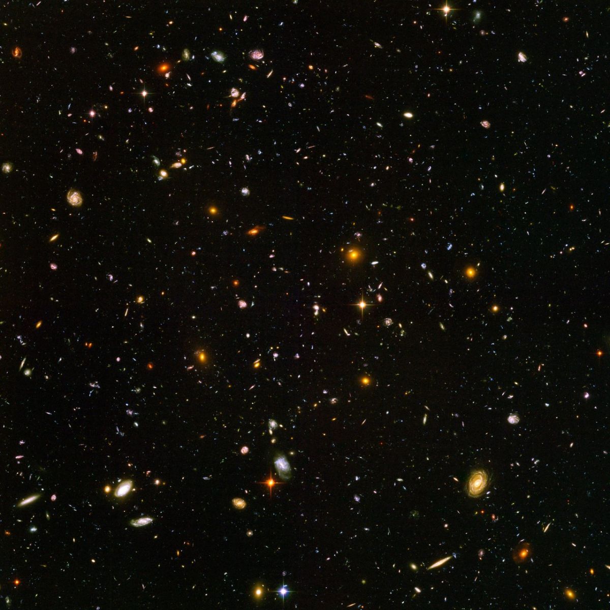 Снимок Hubble Ultra Deep Field (HUDF), на котором изображено около 10 тысяч галактик. Свет от самых маленьких, самых красных галактик на снимке (около 100 объектов) летел через космос почти 13 миллиардов лет / © NASA/ESA/Hubble Space Telescope