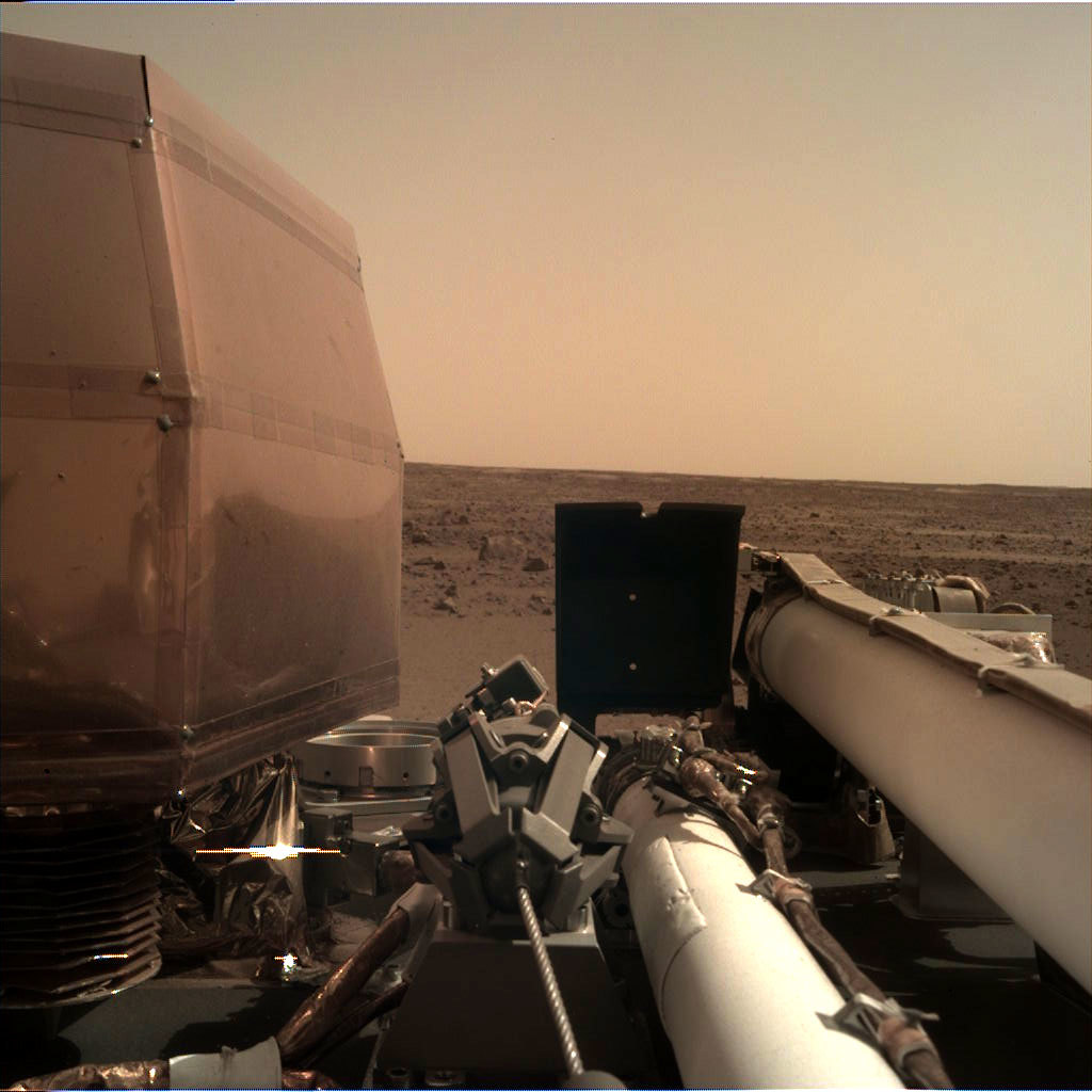 Первое качественное фото марсианской поверхности, сделанное зондом InSight / © NASA