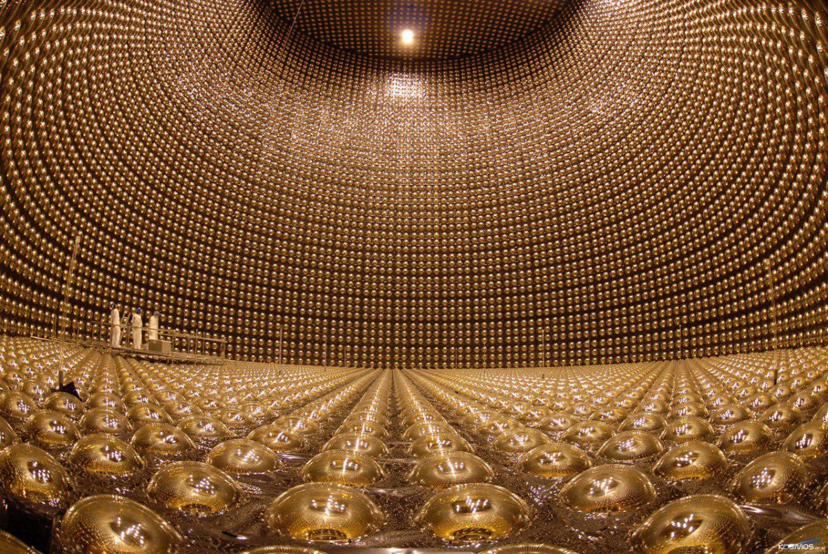 Детектор Super-Kamiokande: огромный резервуар цилиндрической формы, помещенный под землю на глубине 1 км; изнутри весь покрыт фотоумножителями; заполняется дистиллированной водой 