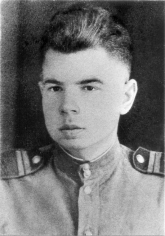 Младший сержант О.Лаврентьев около 1950 года.  / © УФН 