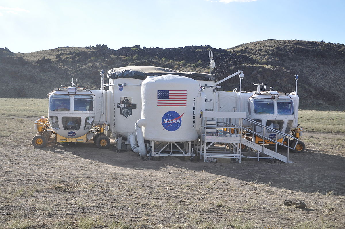 Обитаемый модуль Deep Space Habitat и два марсианских ровера Space Exploration Vehicle/ © wikipedia.org