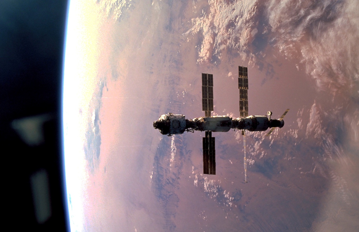 МКС в стадии строительства на орбите . Модуль «Звезда» третий слева /© NASA