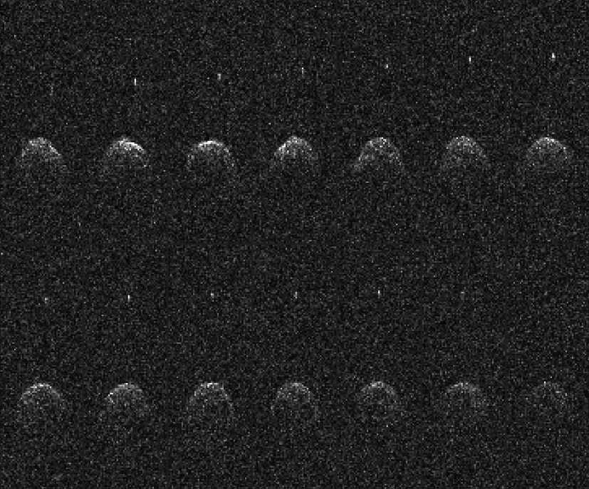 Четырнадцать радиолокационных изображений Аресибо околоземного астероида (65803) Didymos и его спутника, сделанные 23, 24 и 26 ноября 2003 года. Данные фотометрической кривой света показывают, что Didymos является бинарной системой, и на радиолокационных изображениях отчетливо видно вторичное тело / © NASA