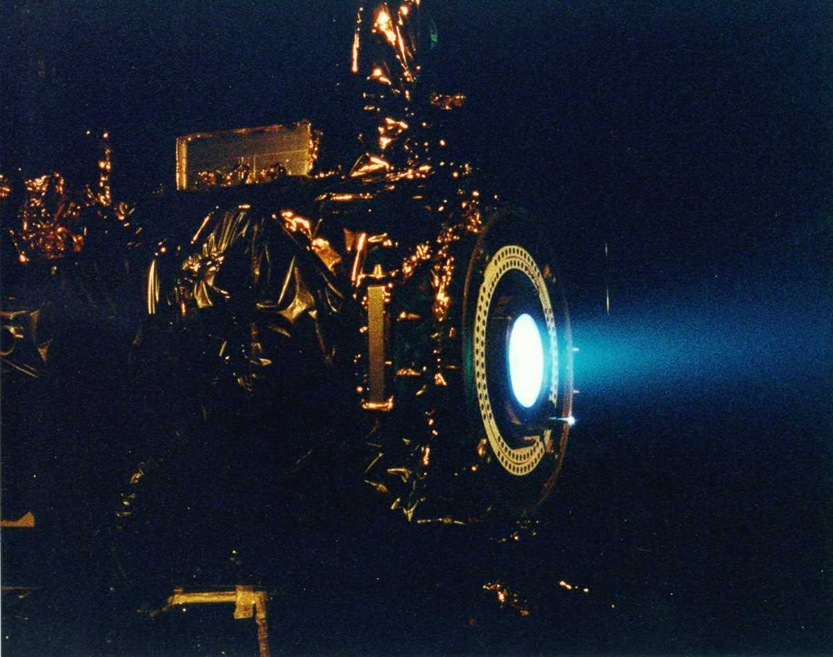 Испытания ионного двигателя зонда Deep Space 1, работающего на ксеноне
