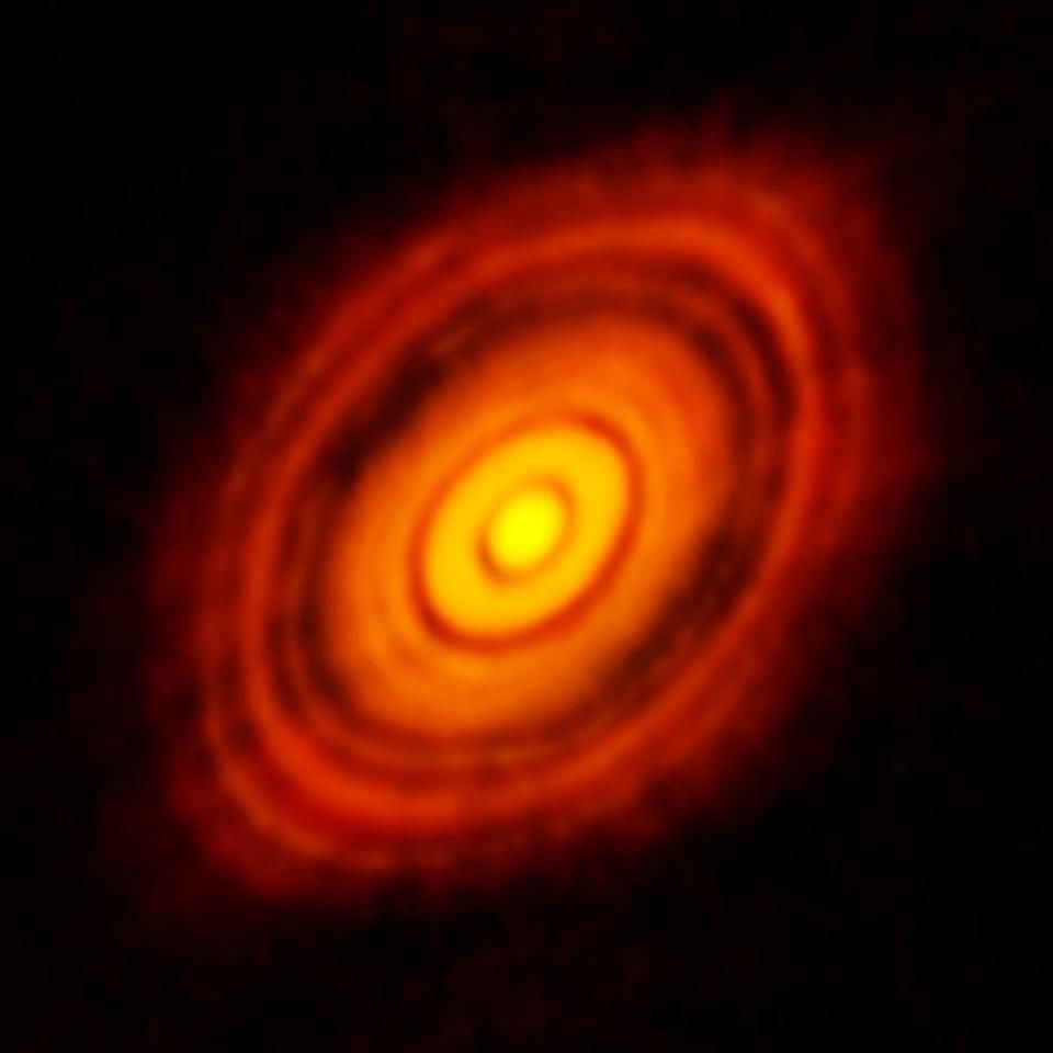 Протопланетный диск вокруг молодой звезды HL Тельца. Промежутки в диске обозначают присутствие новых планет / © ALMA/ESO/NAOJ/NRAO