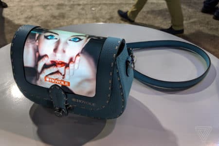 Модный бренд Louis Vuitton показал ручные сумки с гибкими дисплеями, которая является «расширением смартфона»