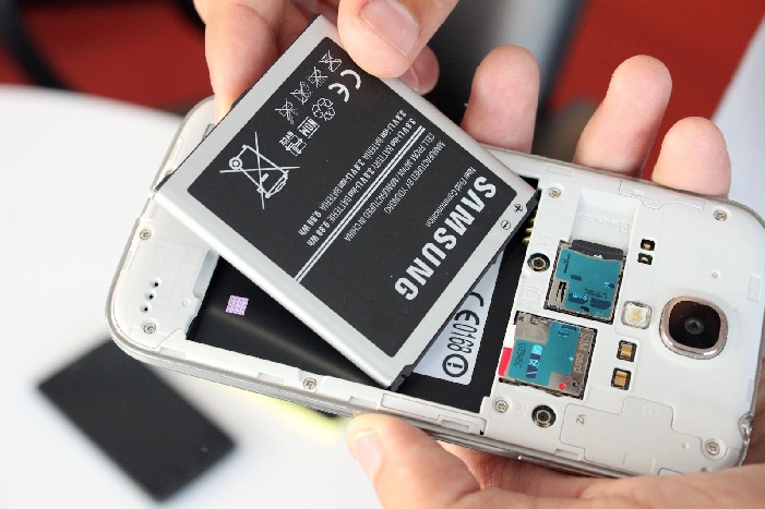Почему больше не выпускают смартфоны со съемными батареями?